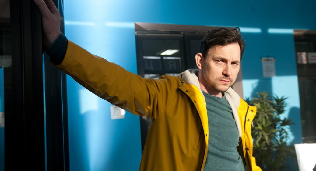 Лідер гурту “Друга ріка” Валерій Харчишин просто під час виступу впав зі сцени і не зміг стримати сміх 