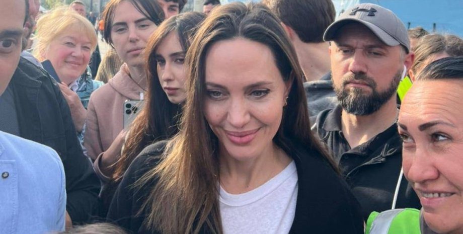 Недоїдений круасан Анджеліни Джолі у львівській кав'ярні продають за шалені гроші: