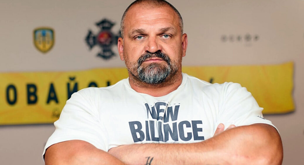 Василь Вірастюк вперше показав свою маму, до якої вирвався на день народження посеред війни: як дві краплі води 