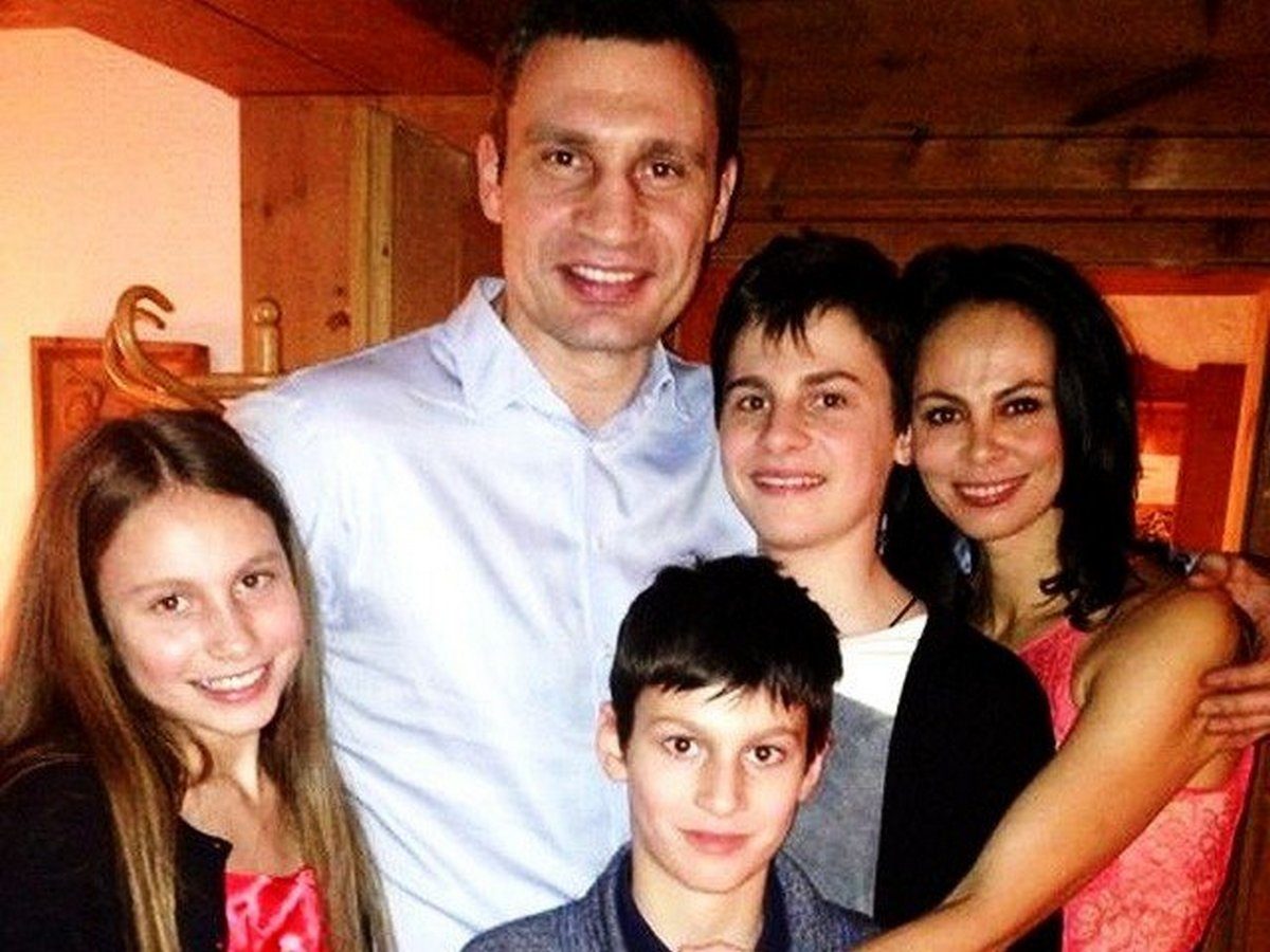 Віталій Кличко з дружиною і дітьми