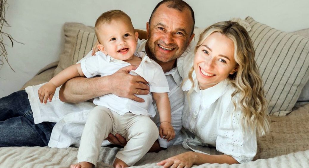 Дружина Віктора Павліка стала у профіль на камеру та засвітила повністю животик: що відомо про поповнення 
