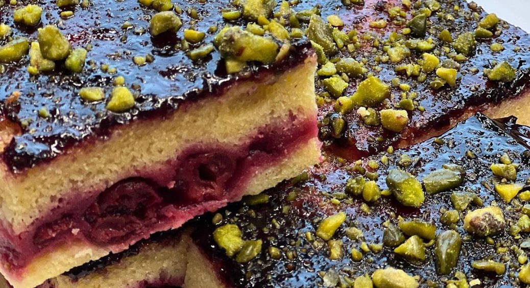 Смачний вишневий пиріг з горіхами та спеціями: рецепт пікантного десерту від судді МастерШеф Тетяни Литвинової 