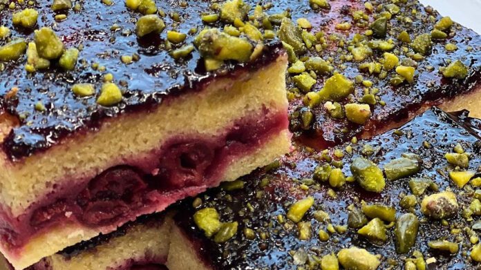 Вишневий пиріг з горіхами та спеціями за рецептом Тетяни Литвинової