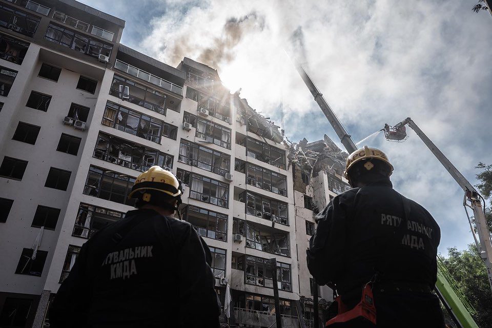 Українські пожежники, які героїчно рятували людей з київської багатоповерхівки 26 червня 