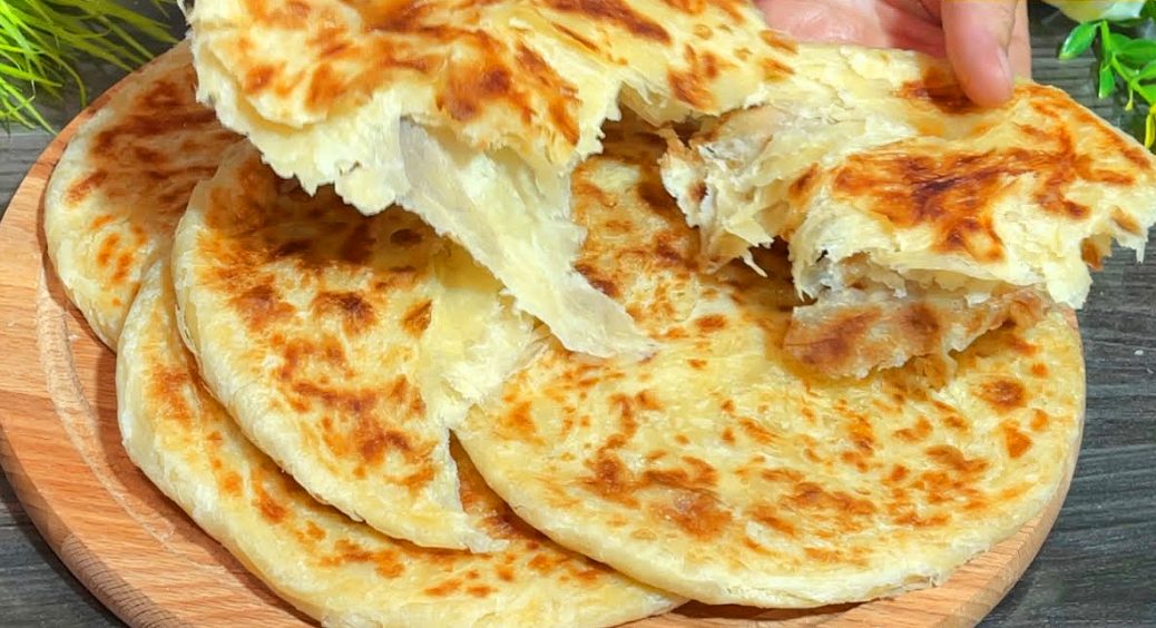 Швидкі коржики з трьох інгредієнтів на сніданок: в кінці змащуються вершковим маслом 