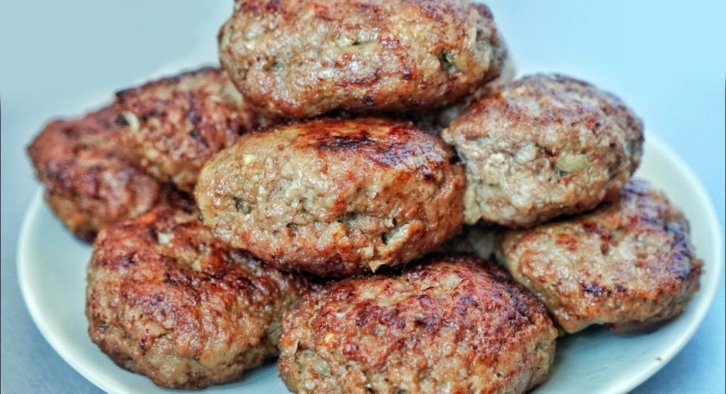 Секрет пишних і соковитих котлет, які не розвалюються: один інгредієнт зробить фарш на котлети нереальним 