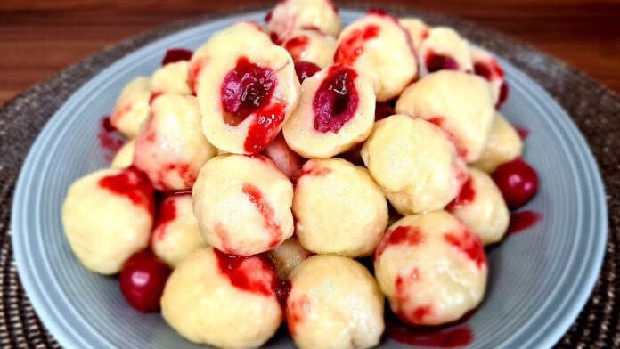 Секрет пишних лінивих вареників з вишнею, які не розвалюються