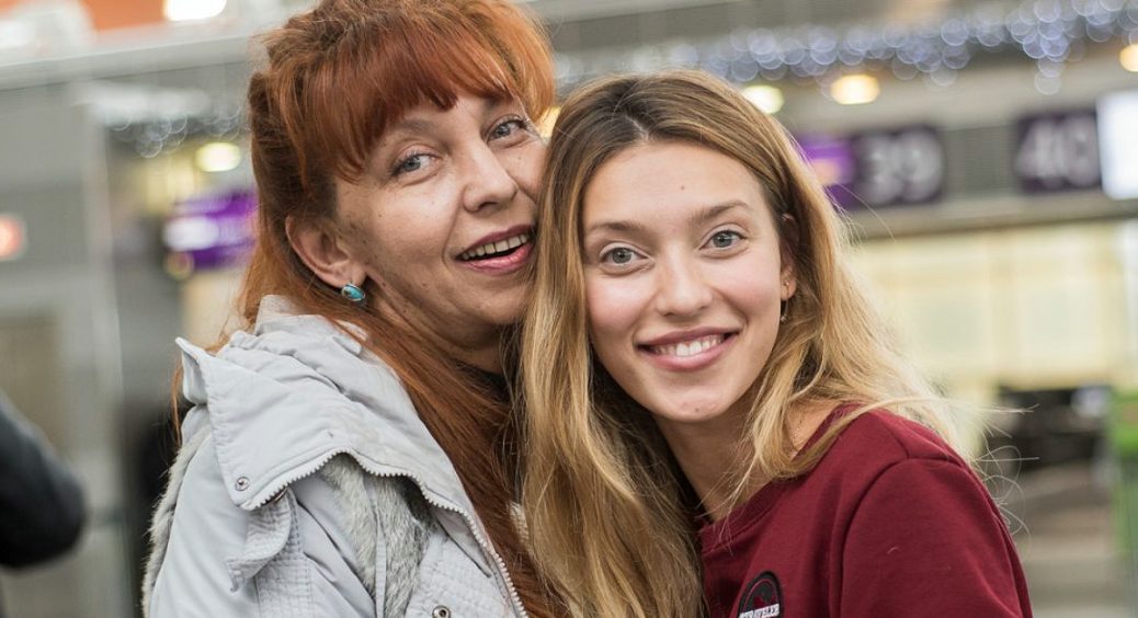 Мама Регіни Тодоренко вперше з початку війни звернулася до доньки-зрадниці: “Наша одеська родина чекає тебе” 