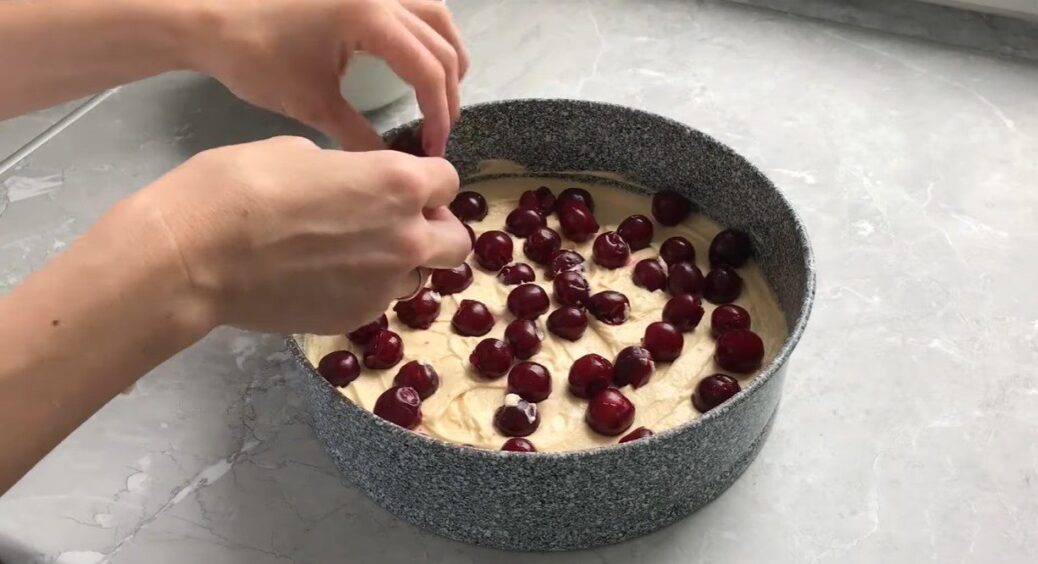 Готую цей французький пиріг з вишнями щороку і виключно у лютому: є 1 таємна традиція 