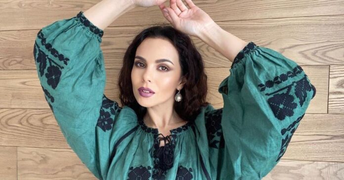 Настя Каменських засвітила величезний живіт у місті 