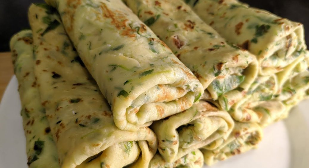 Секрет золотавих млинців з кабачків, які не рвуться і готуються за лічені хвилини: виходять ніжними і смачними 