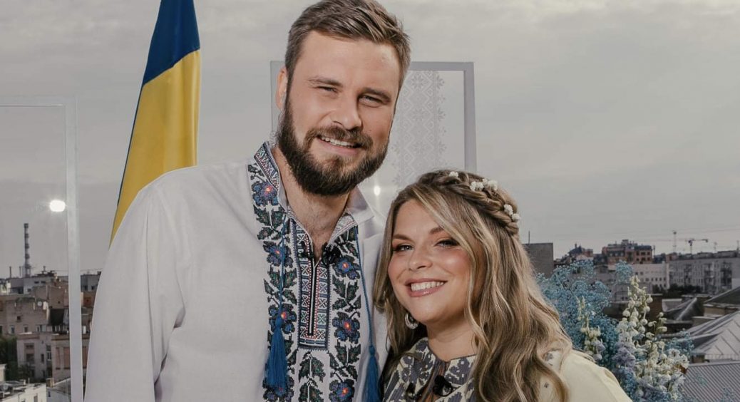 Єгор Гордєєв з “Сніданку з 1+1” припав до Нелі Шовкопляс та поцілував її на очах всієї країни: “Кохаю” 