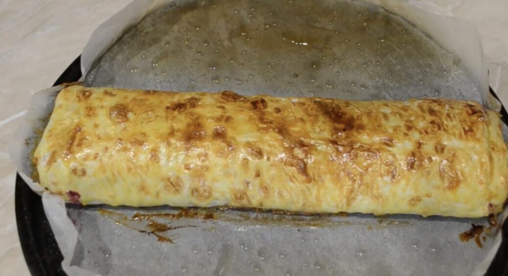 Швидкий штрудель: 1 пачка сиру, лаваш і заморожена вишня – неймовірний домашній десерт 