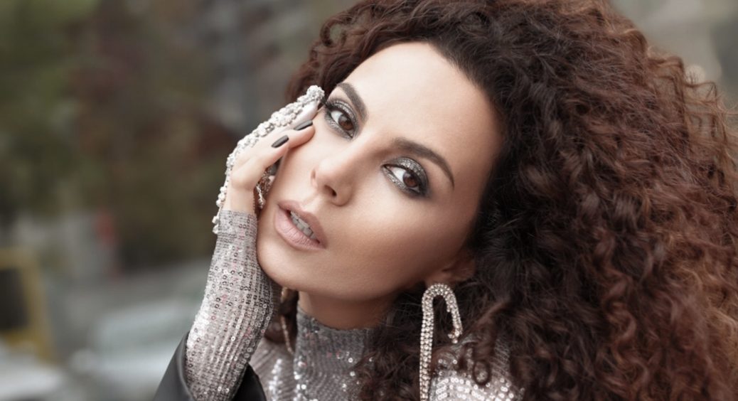 Настя Каменських намагається приховати рукою живіт, але вагітність співачки видає одна деталь: “Я радію” 