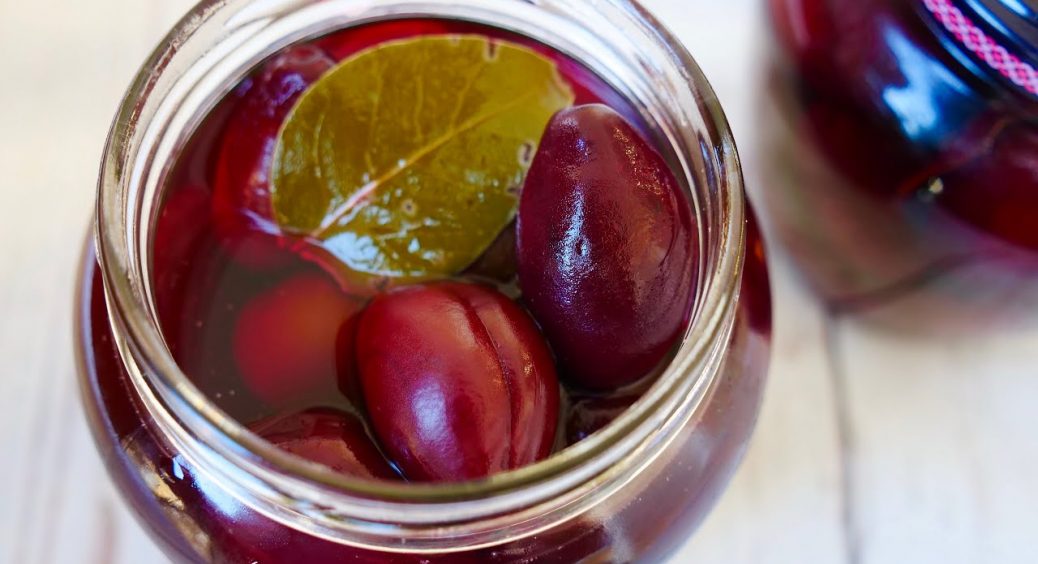Мариновані сливи, як оливки: рецепт найсмачнішої закуски на зиму, яка подобається і дорослим, і дітям 
