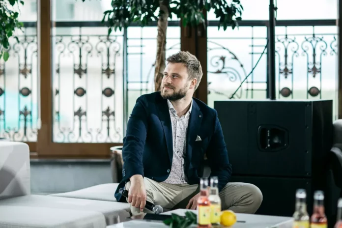 Хто оточує ведучого 