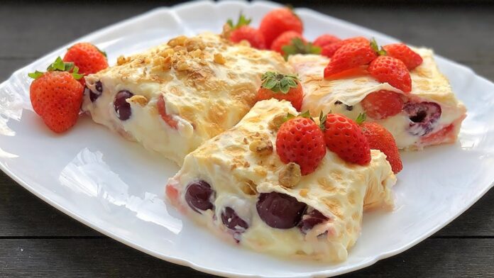 Смачний рулет із лавашу з сиром та ягодами за 15 хвилин