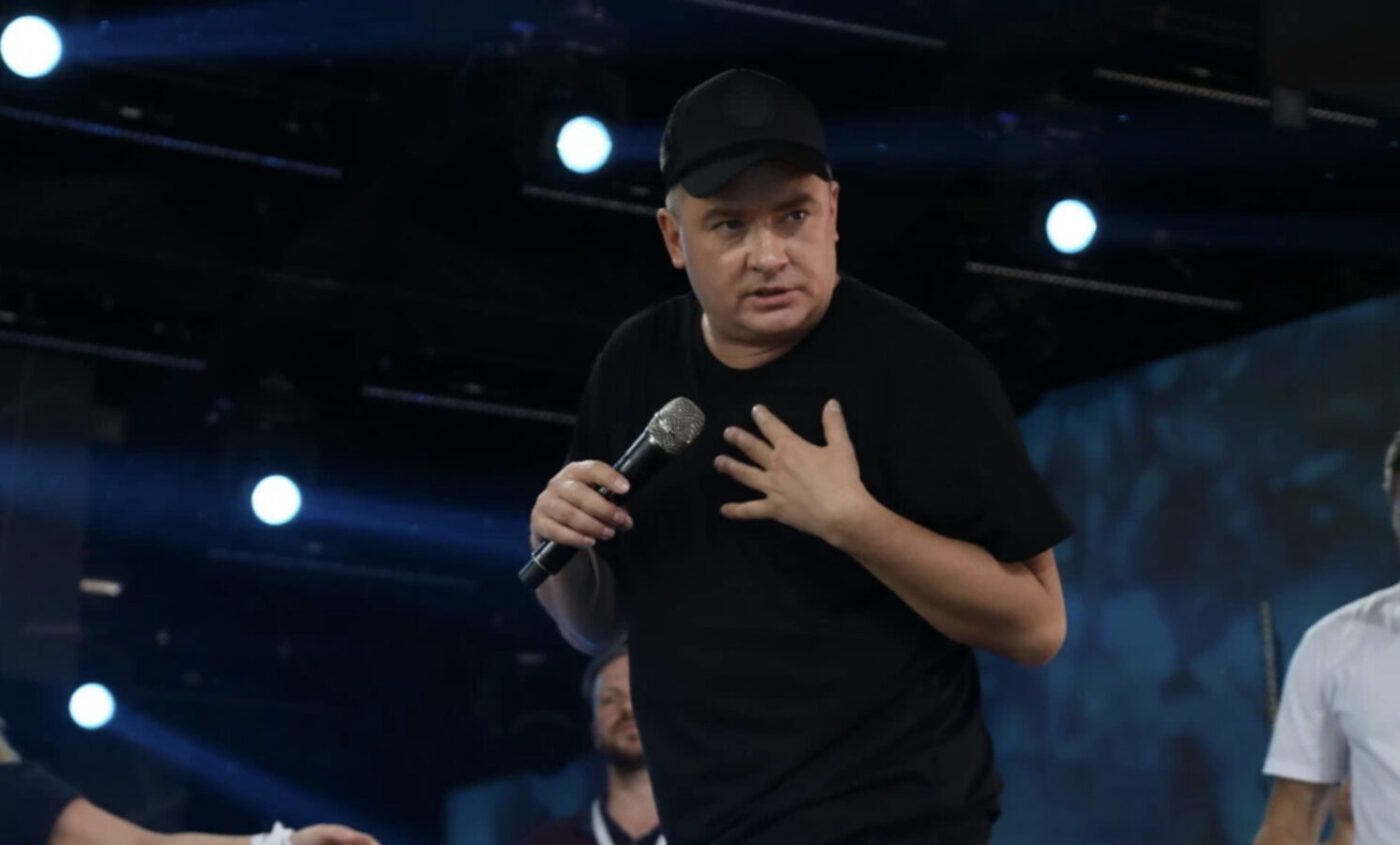 Чому Андрій Данилко залишив стареньку маму в селі, поки сам розкошував 