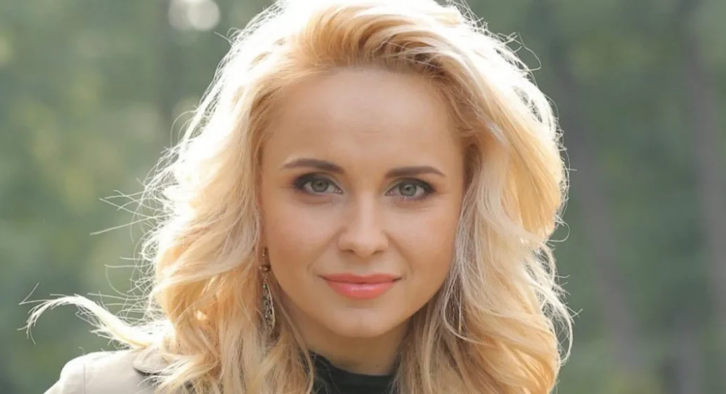 Лілія Ребрик засвітила округлий живіт під час занять гімнастикою: “Через вагітність треба триматися у формі” 