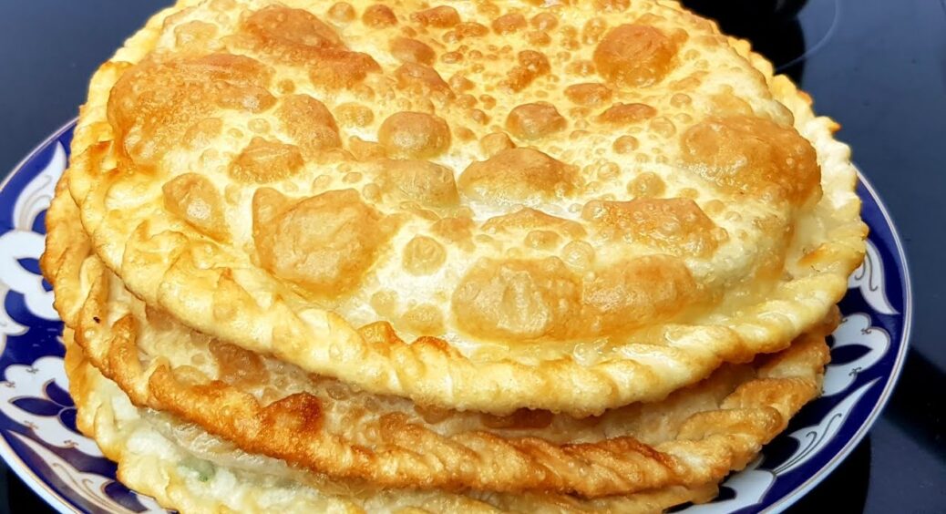 Пишні, ніжні, і дуже ароматні – 3 в 1: ці сметанні коржики я обожнюю більше за плацинди 