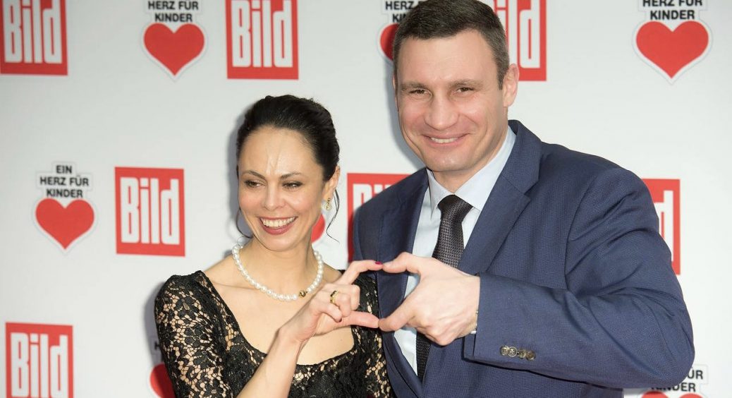 Колишня дружина Віталія Кличка вперше показала його дорослу дочку: дуже висока та неймовірно вродлива 