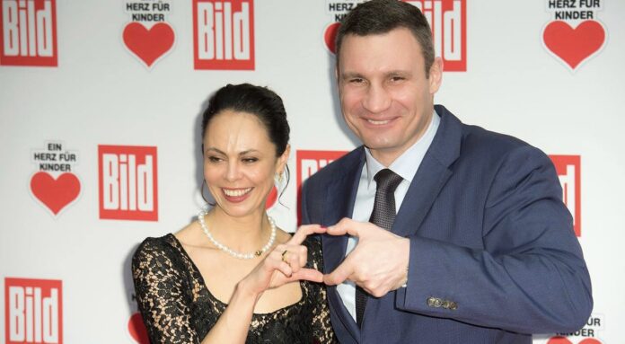 Колишня дружина Віталія Кличка показала дорослу дочку Колишня дружина Віталія Кличка показала дорослу дочку