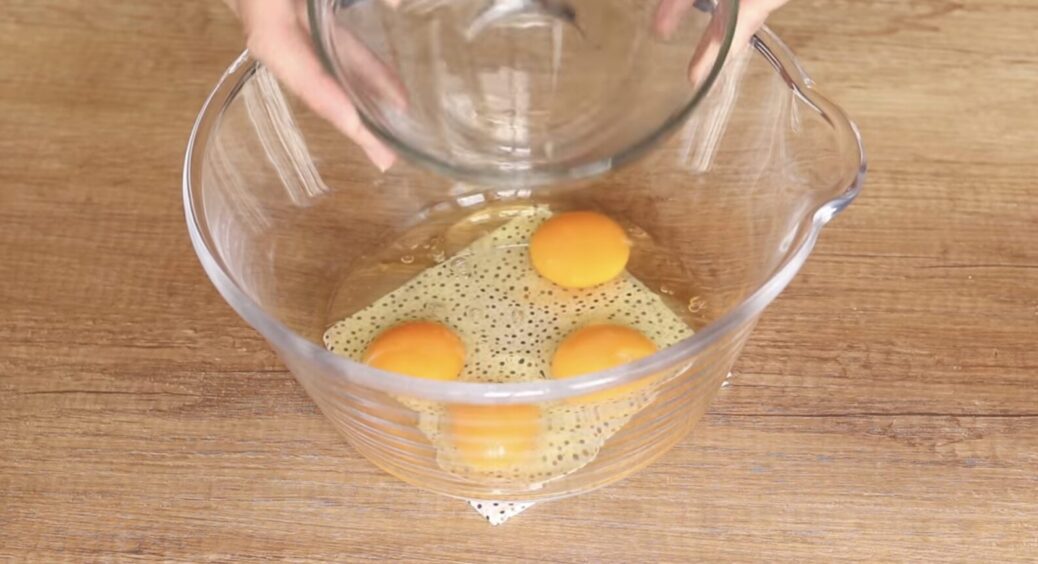 5 яєць – і ціла каструлька яєчних млинців готова: дуже ситно, бюджетно й смачно – 3в1 