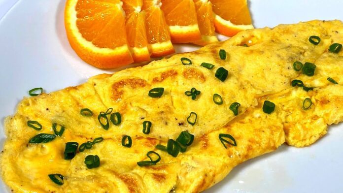 Омлет з сирною начинкою, що тягнеться