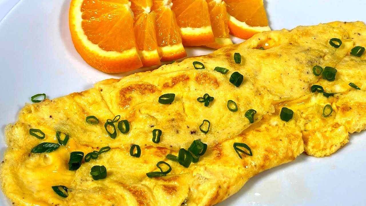 Омлет з сирною начинкою, що тягнеться