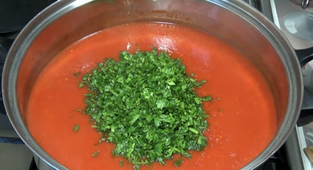 Яскрава аджика до макарон і хліба з маслом: додаю 3 спеції — виходить шедевр, як у Клопотенка 