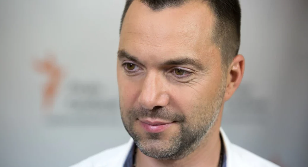 Олексій Арестович розповів, скільки раз насправді був одружений і скільки дітей доводиться виховувати (ВІДЕО) 