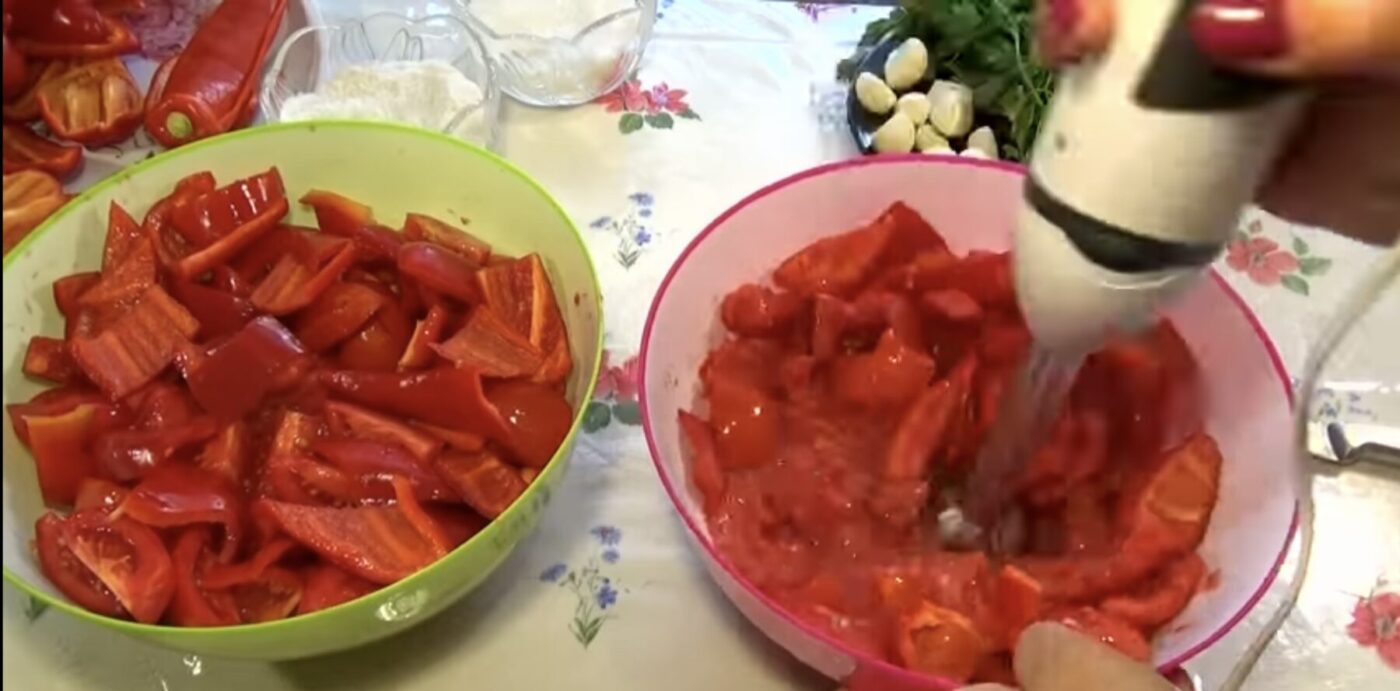 Кулінари пояснили, як приготувати гостро-солодку аджику по-полтавськи з грушами