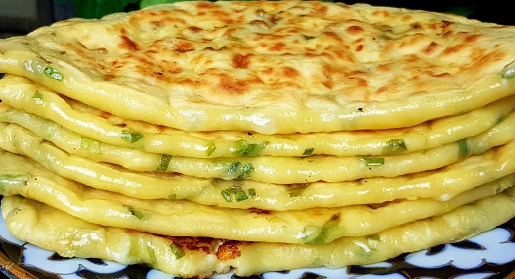 Після рецепту швидких коржів з сиром на сковороді ви відмовитеся від хліба: ось у чому секрет цієї смакоти 