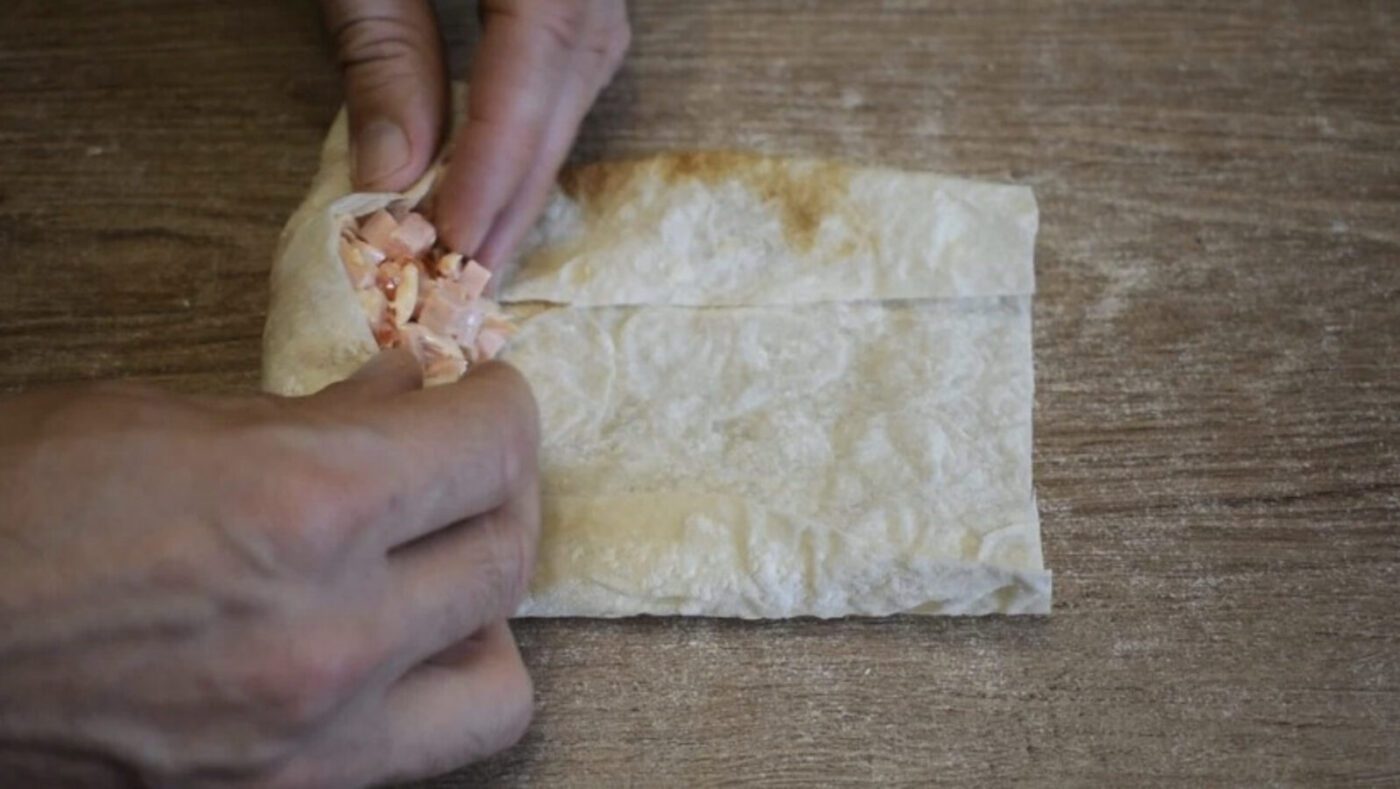 Готуємо ситний лаваш лише з трьох продуктів – доступно та швидко для смачних ранків