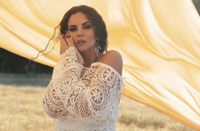 Настя Каменських показала, як виглядає її стара кімната та дитячі фото 