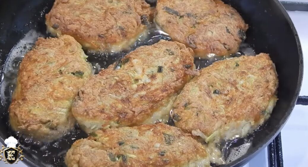 2 кабачка — і ціла каструлька ніжних котлет готова: це дуже ситно і економно — 2 в 1 