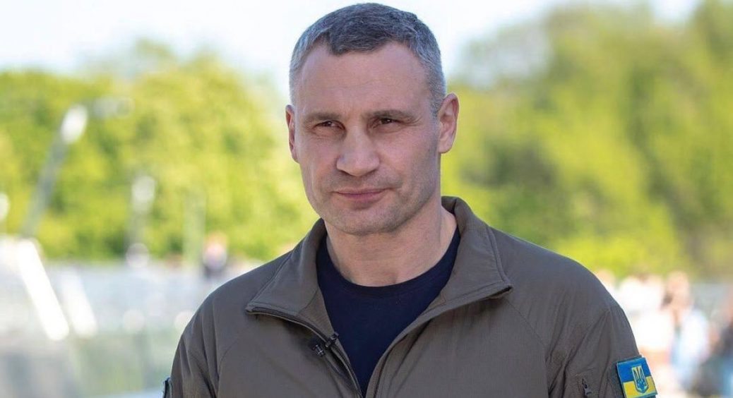 Віталій Кличко показав, як власноруч стриже волосся: опанував професію барбера на випадок зміни мера столиці 