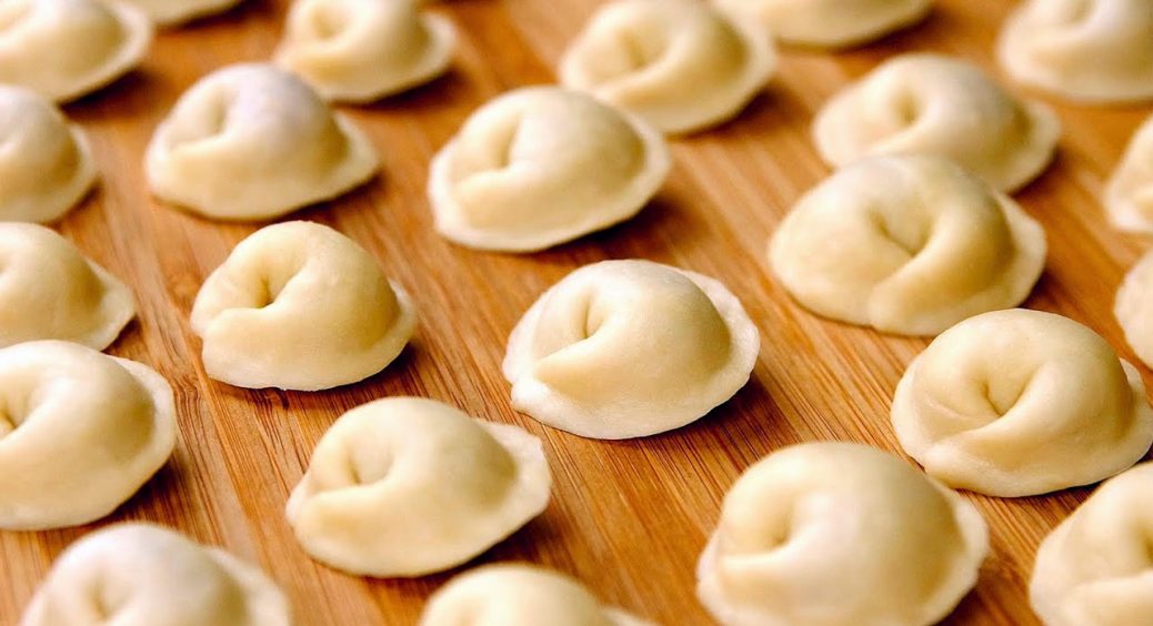Не розваляться: тісто для вареників і пельменів виходить дуже еластичним завдяки секретному інгредієнту 