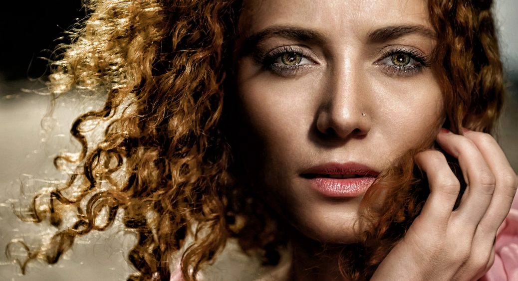 Простий спосіб завивки волосся на тиждень без плойки: укладка як в салоні за допомогою підручних засобів 