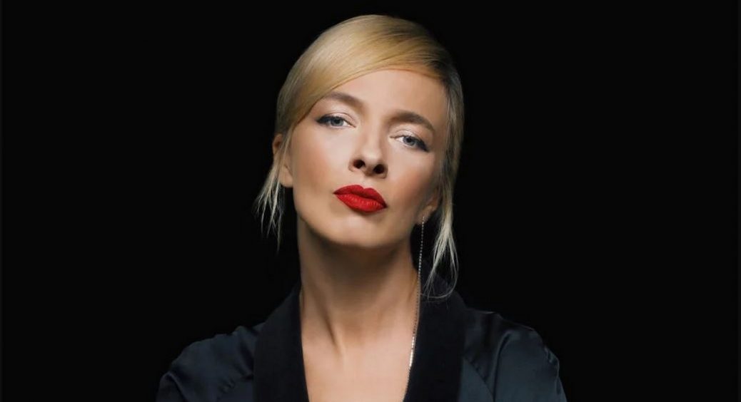 Без укладки, але з червоною помадою: відома українська ведуча відгуляла весілля в ОАЕ 