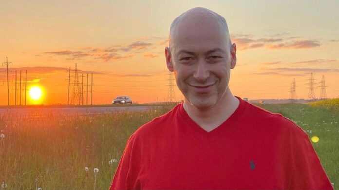 Дмитро Гордон хизується татуюванням прихильниці Дмитро Гордон хизується татуюванням прихильниці