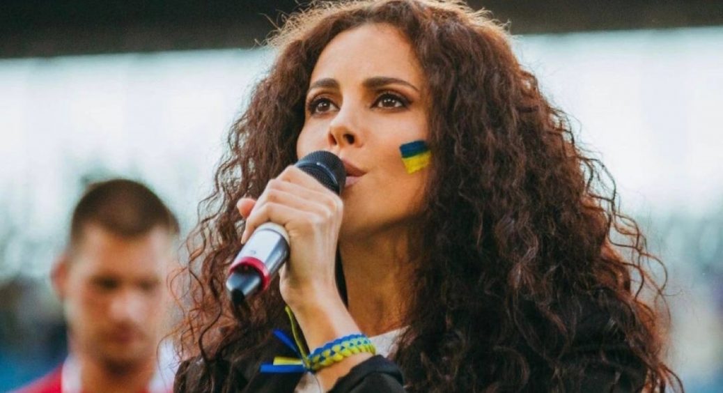 Настя Каменських повернулася в Україну ненадовго: співачка збирає валізи та їде в Європу, де чекає чоловік 