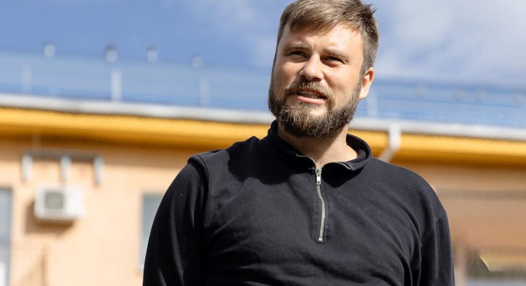 Ведучий “Сніданку з 1+1” Єгор Гордєєв показав уламки свого будинку в центрі Києва: “Головне, що живий” 