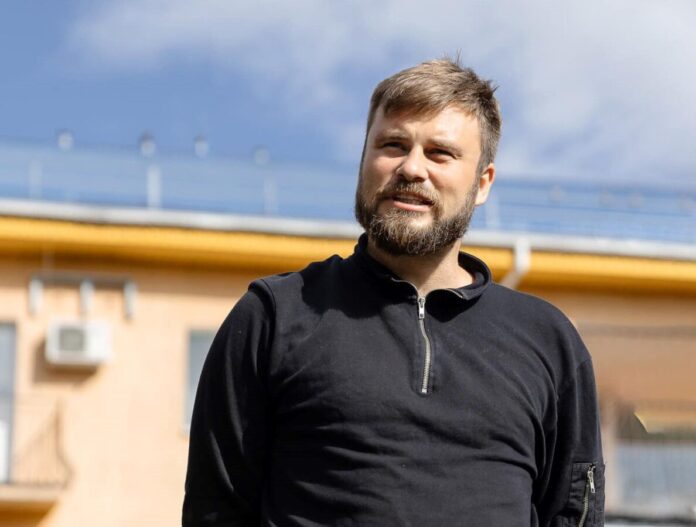 Єгор Гордєєв показав уламки свого будинку в центрі Києва