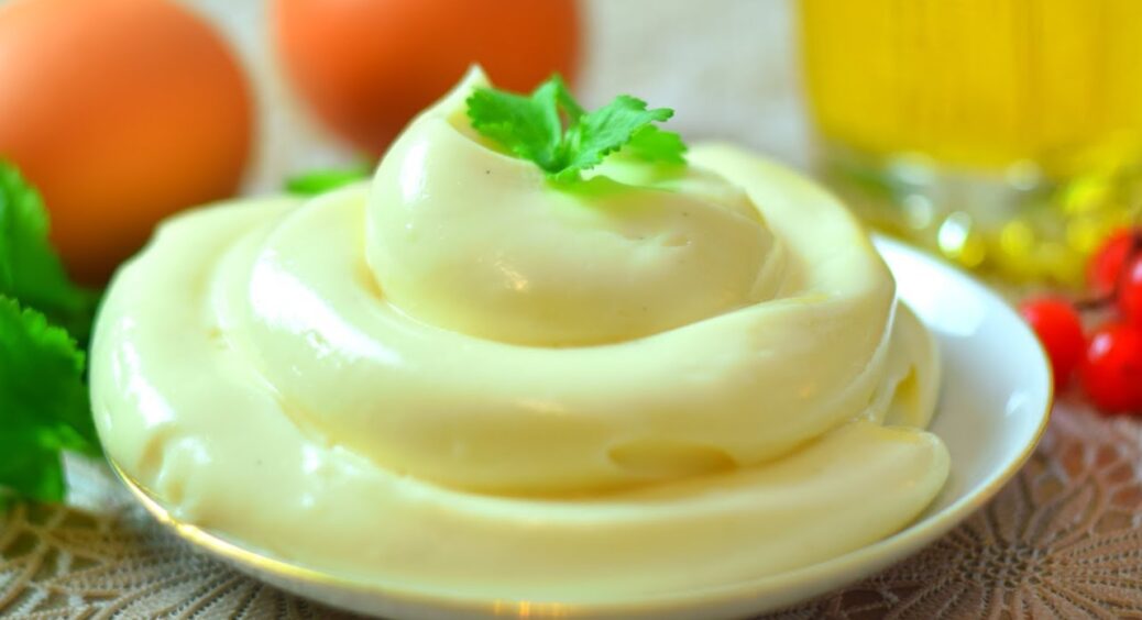 Домашній майонез на молоці та без яєць: рецепт, за яким він виходить у сто разів смачніше, ніж із супермаркету 