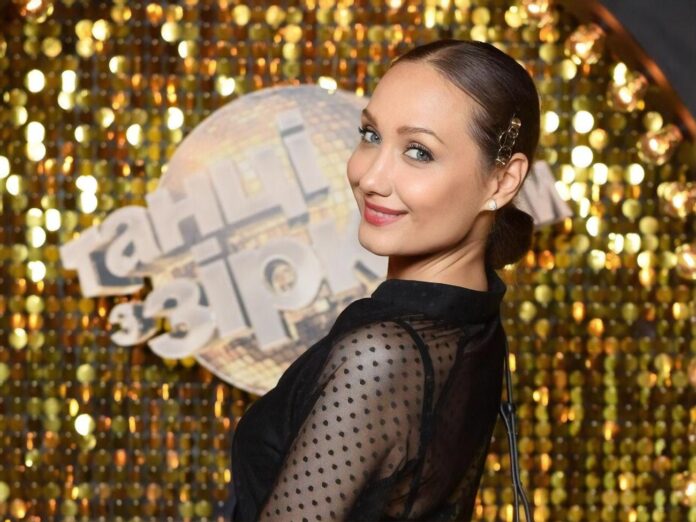 Євгенія Власова у червоному показала, як відросло волосся після пережитого