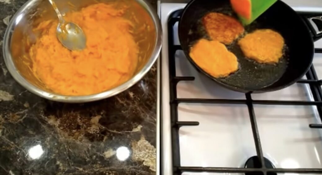 200 г моркви та 1 яйце – і ціла таця хрустких овочевих дерунів без картоплі: в 4 рази корисніше 