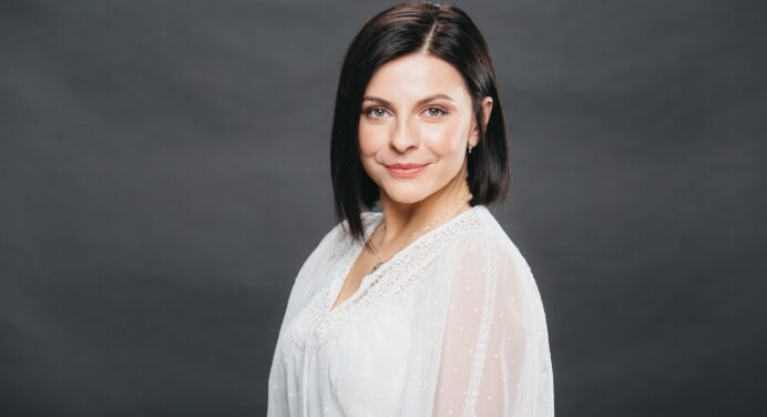 Переможниця “Голосу України” Оксана Муха показала свою нову зачіску після онкохвороби: більше не лиса 
