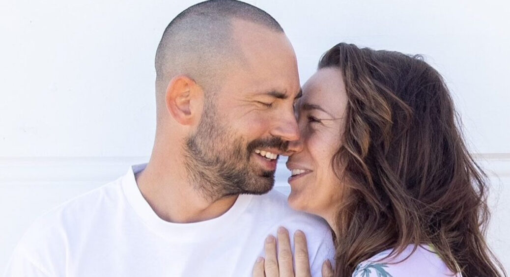 Дружина Андрія Бєднякова акторка Настя Коротка показала їхнього двомісячного сина: рідкісний кадр. Фото 