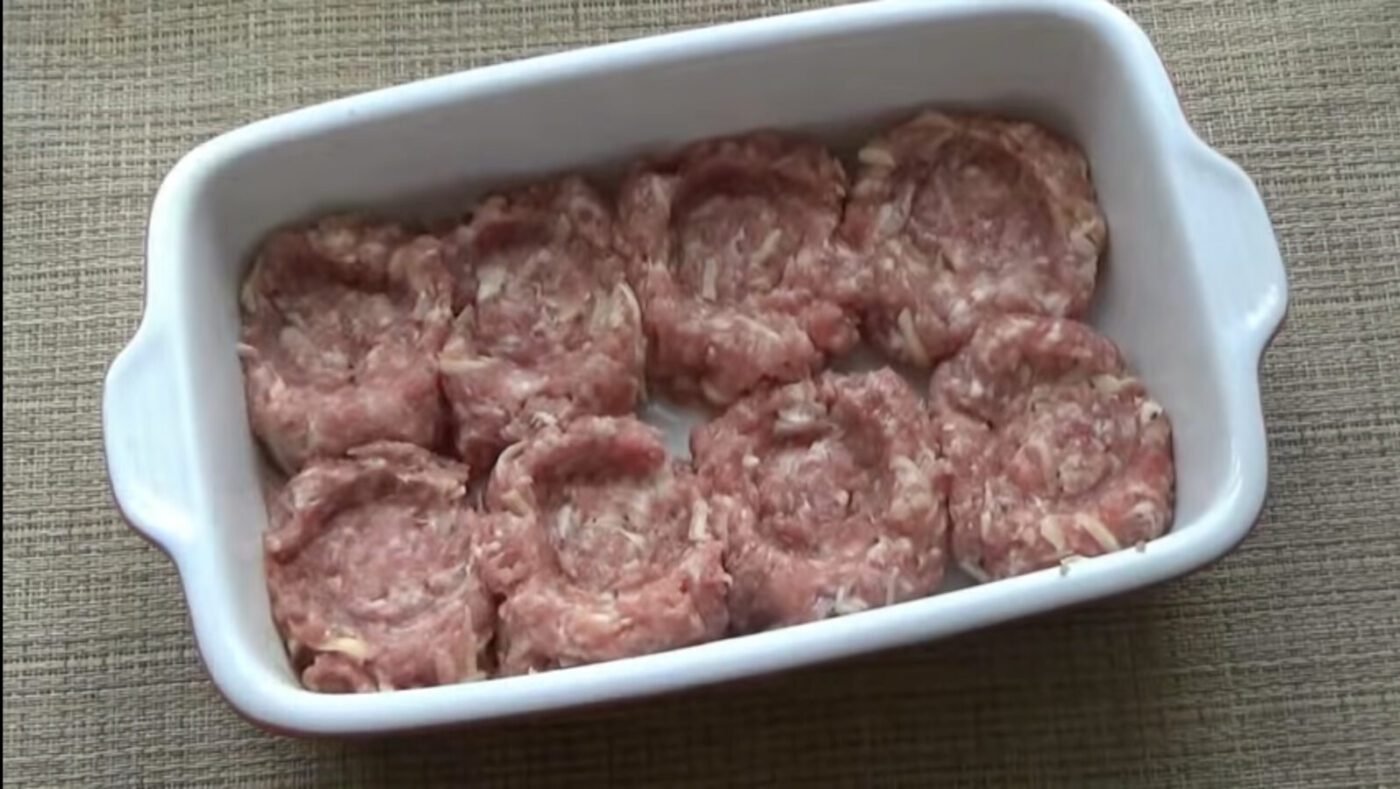 Кулінари поділились рецептом апетитних мʼясних ватрушок на вечерю